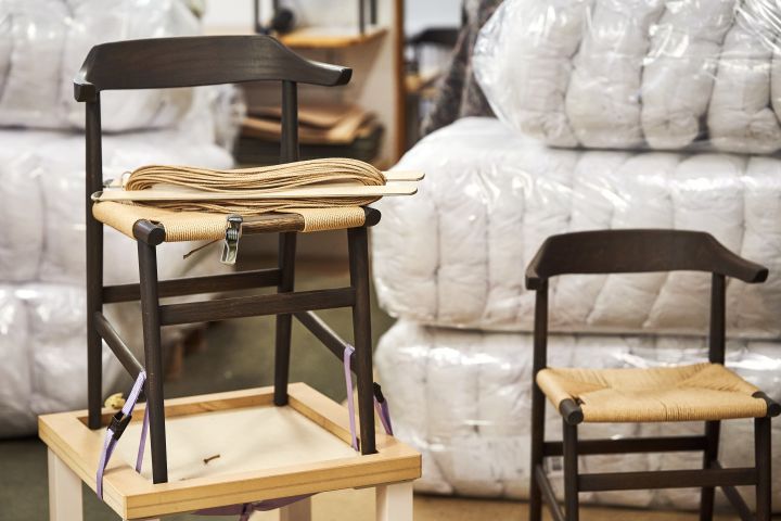 Hedda karmstol i valnöt med snörad sits i produktion på Gärsnäs möbelfabrik. 