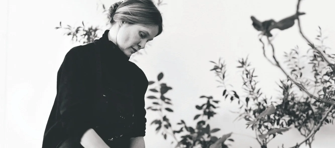 Formgivaren Carina Seth Andersson i sin ateljé i reportage med Svenssons.se