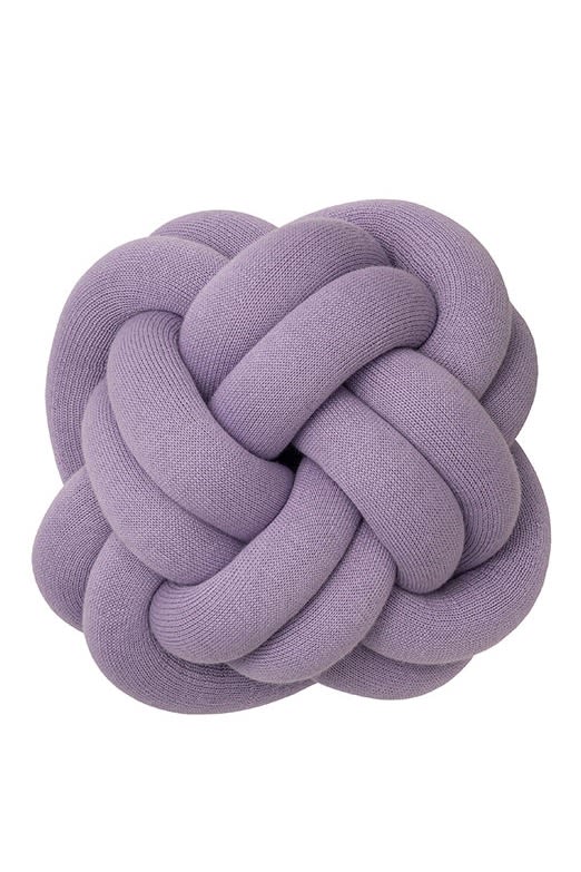 Knot kudde i lila från Design House Stockholm är en perfekt mjuk inredningsdetalj att ge bort i julklapp till den som uppskattar svensk design!
