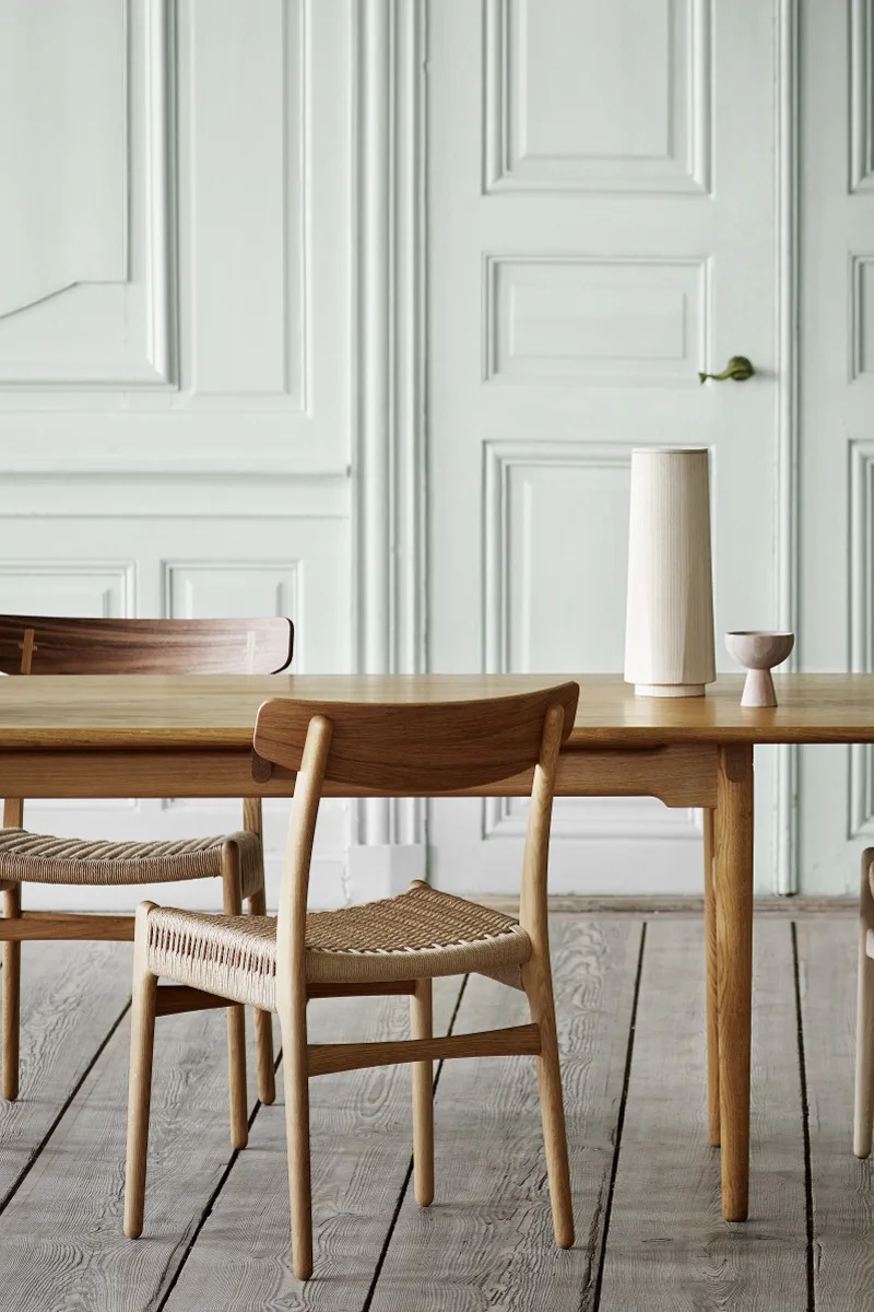 Inred din matplats med rätt stol som CH23 från Hans J Wegner.