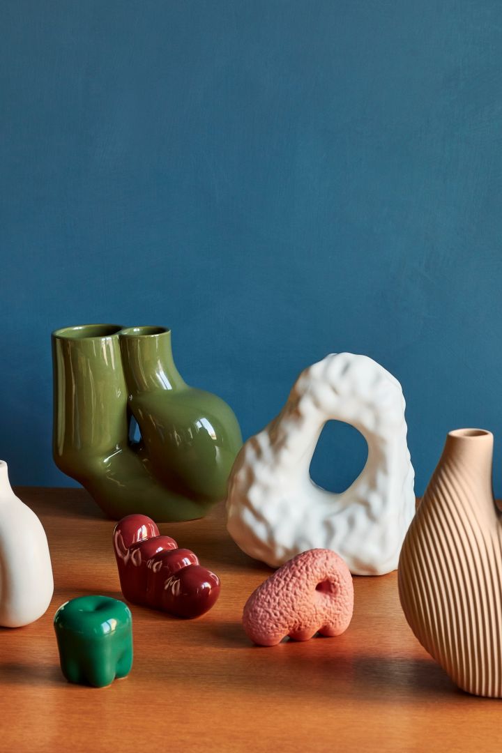 Dekorationer och vaser i färger som rosa, grön och rött från HAY - accentfärger vi ser mycket av under 2023 enligt trendexperten Stefan Nilsson.