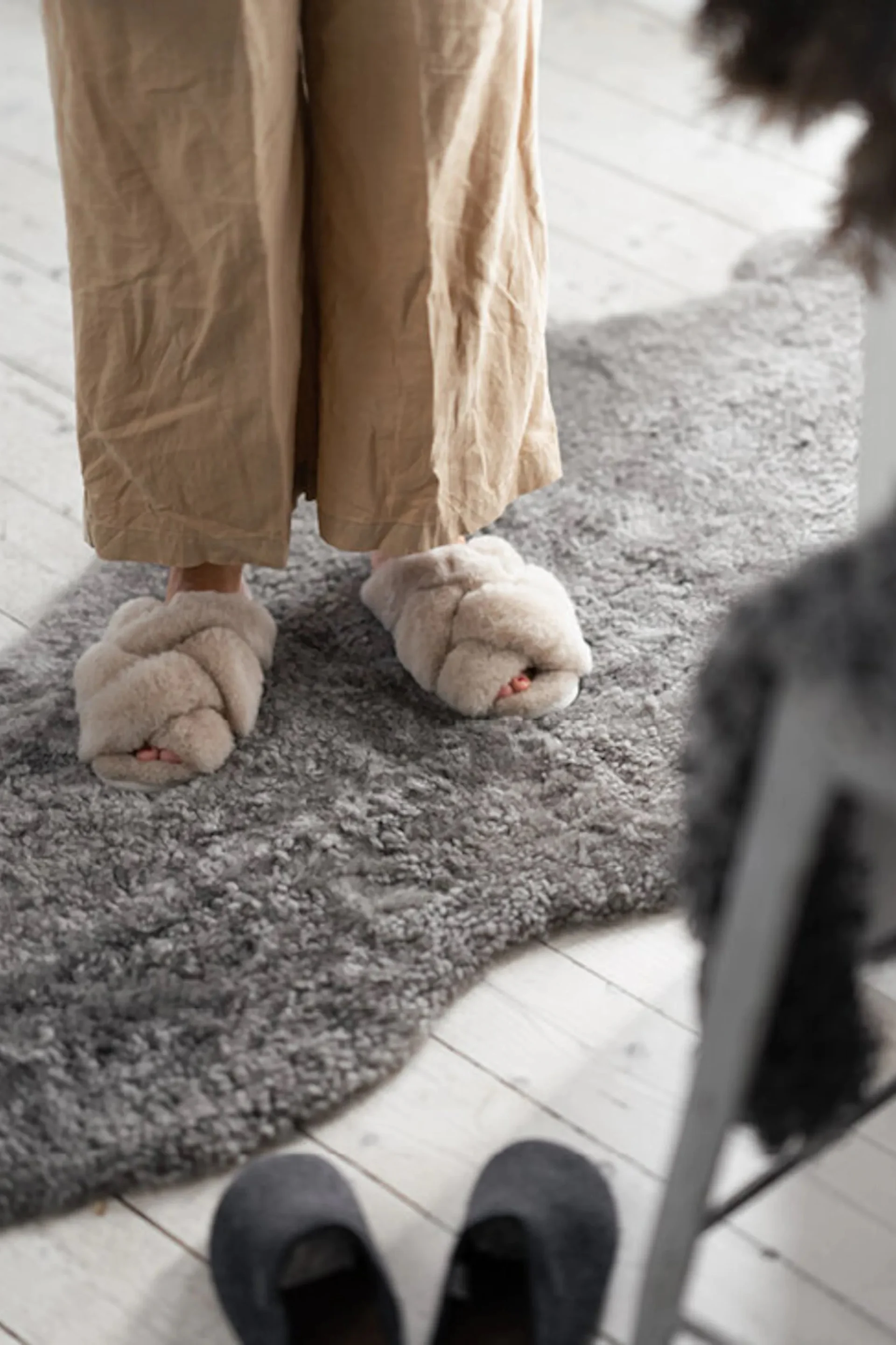 Tvätta fårskinn på rätt sätt genom att följa enkla råd, här grått fårskinn som matta från Shepherd.