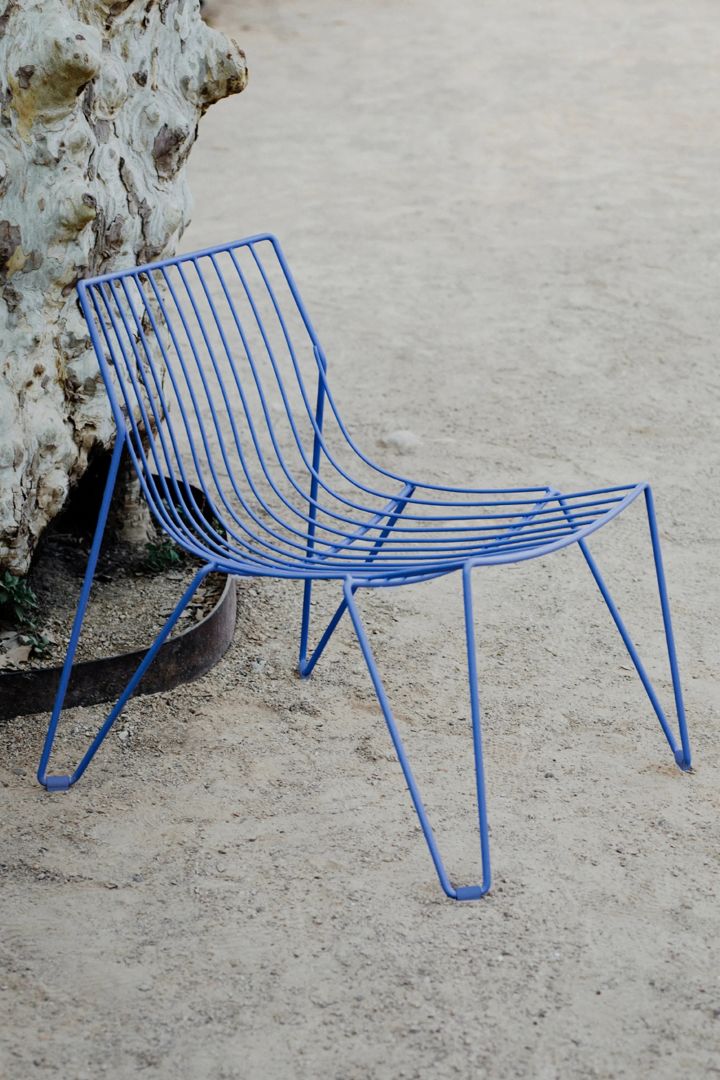 Bild som visar Tio easy chair loungestol i blått från Massproductions. En stol tillverkad i stål med en tunn och nätt design.