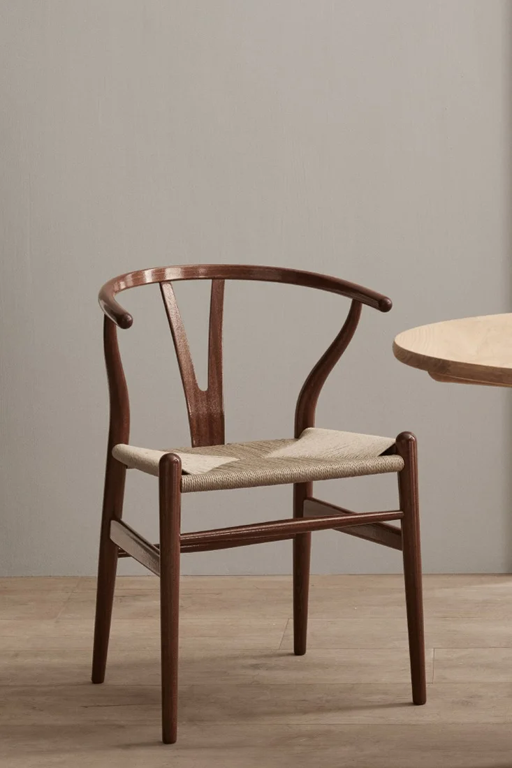 Hans J Wegners Y-stol CH24 i valnötsfärg - en perfekt stol till matplatsen enligt vår stolguide.
