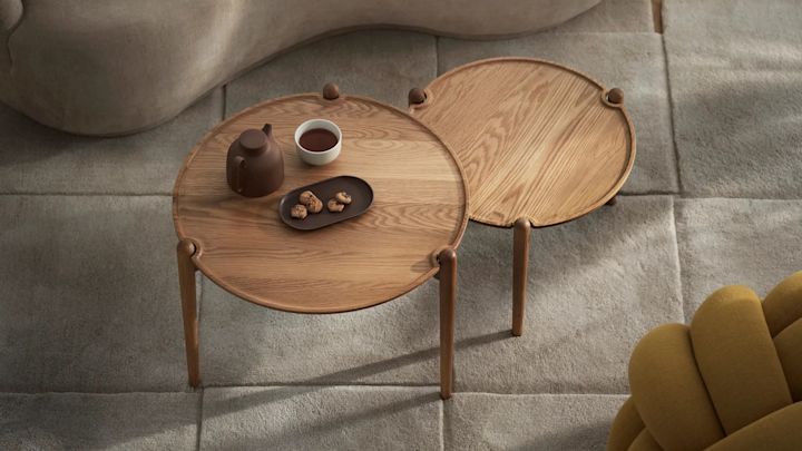 Så väljer du rätt soffbord - bild som visar två Aria soffbord i olika storlekar från Design House Stockholm. Två runda bord i oljad ek stående på ljus matta.