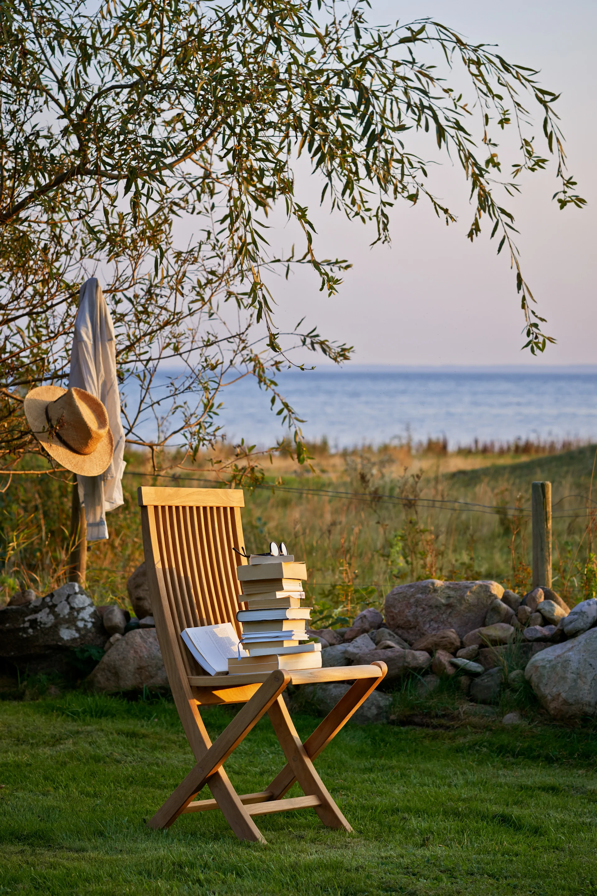 Viken trädgårdsstol i teak från Skargaarden är tillverkad helt i trä och är fällbar.