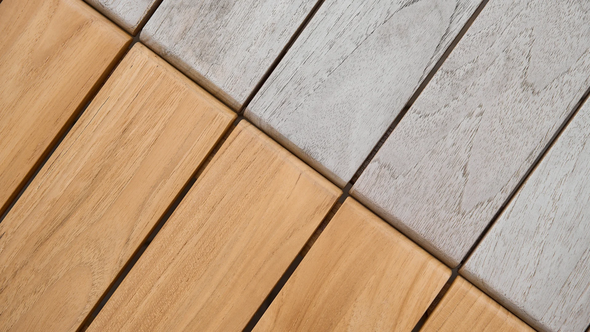 Diagonal yta av träplankor i två färger, ljusbrunt och ljusgrått