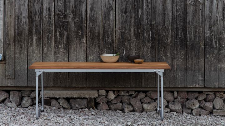 Bänk 9 i teak från Grythyttan Stålmöbler, vill du behålla dina utemöbler i teak bruna bör du olja in dem regelbundet, vill du istället få en mer grånad ton och patina kan du låta väder och vind skynda på processen.