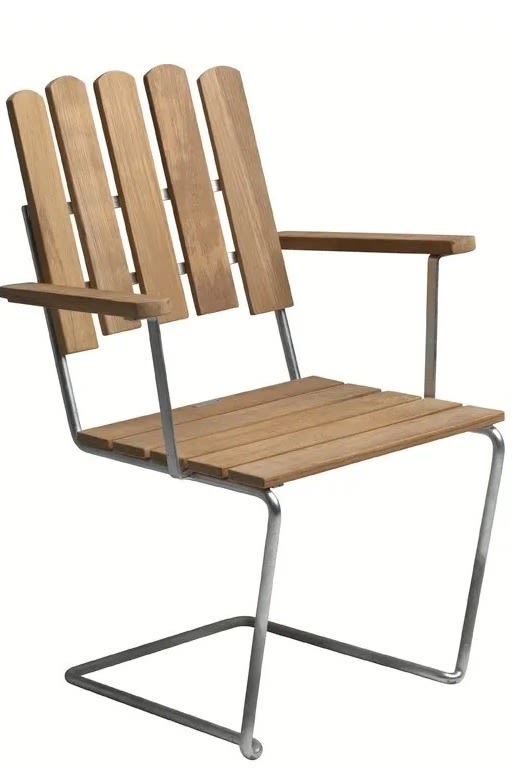 A2 stol i teak är en klassisk trädgårdsmöbel från svenska Grythyttan Stålmöbler.