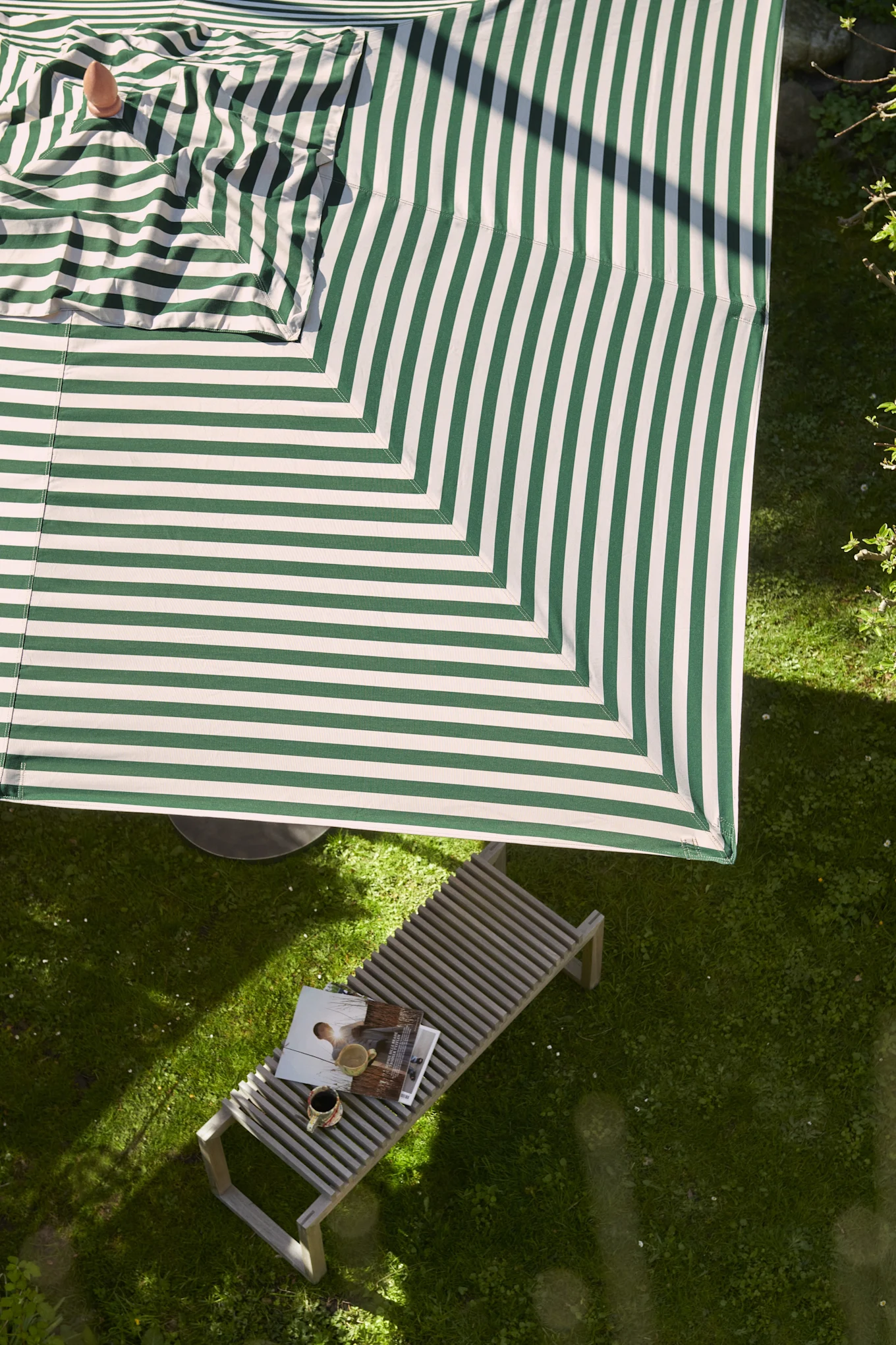 Messina parasoll i grön/persiko-randigt från Skagerak.