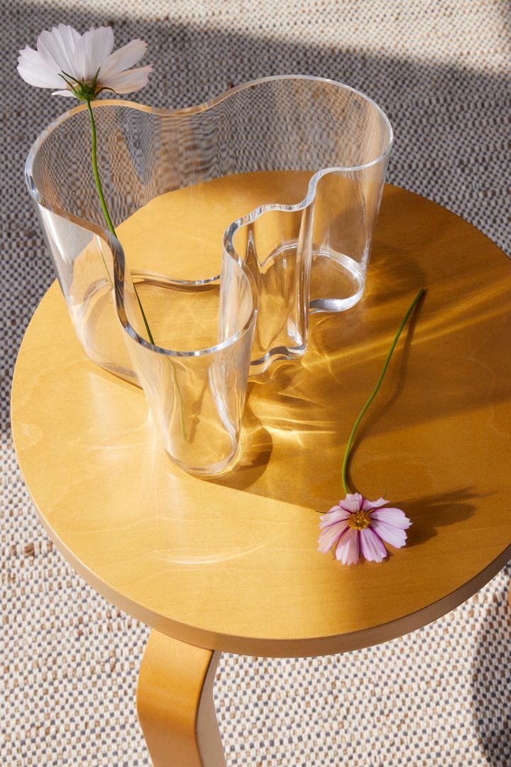 Alvar Aalto vas i klarglas 160 mm från Iittala, placerad på E60-pall från Artek.