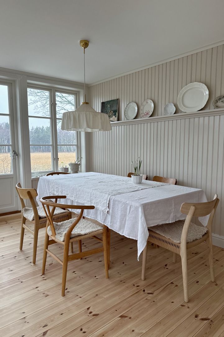 Hemma hos profilen Julia Khouri har matplatsen en blandning av CH23 och CH24-stolar från Carl Hansen & Søn. Julia inreder gärna med klassiska möbler och designklassiker för ett tidlöst hem.