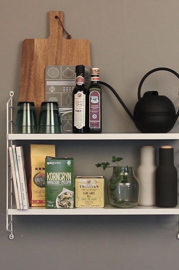 String Pocker Shelf-hylla i köket med kökstillbehör på. 