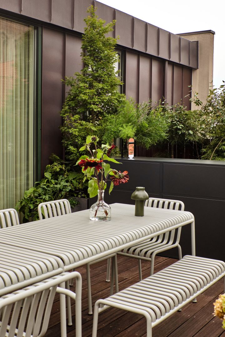 Pallisade bord och bänkar från HAY, perfekta balkongmöbler för den lite större balkongen.