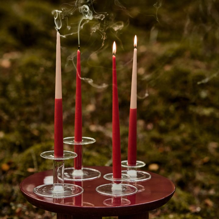 Julinspiration för vardagsrummet med levande ljus i grupp, här dipped candles från Ferm Living i ljusstakar av glas.