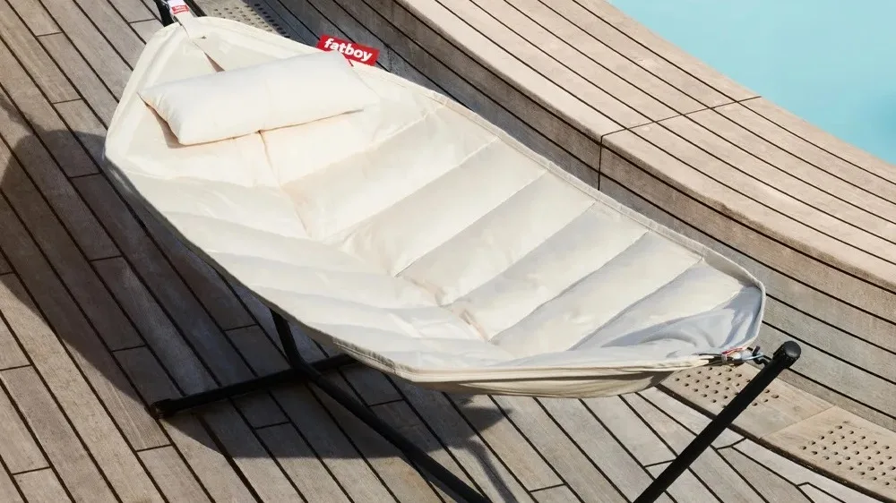 Hängmattan Headdemock Superb från Fatboy, här i ljusbeige nyans.