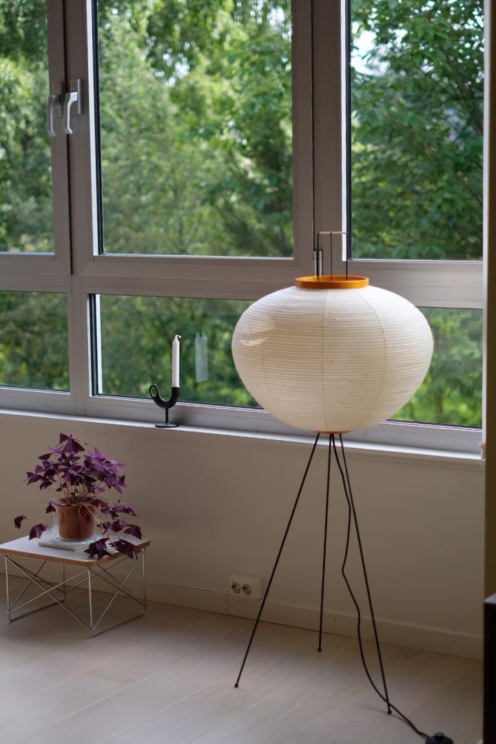 Akari 10A golvlampa är en formstark kandidat när det kommer till snygga golvlampor. Den ikoniska lampan formgavs redan 1951 men känns trots sin ålder väldigt nutida i sitt uttryck med sin tunna rispappersskärm.