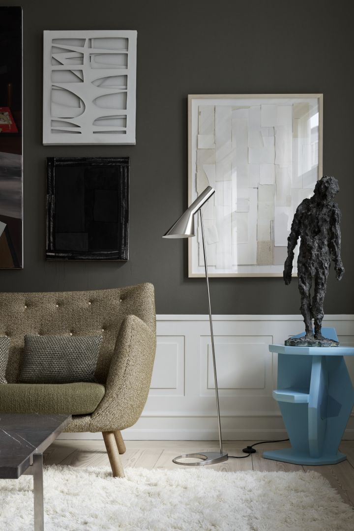 Inred ditt vardagsrum med flera ljuspunkter för att skapa fin stämning, som denna klassiska AJ golvlampa i krom från danska Louis Poulsen.
