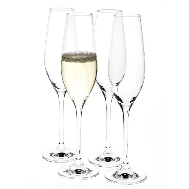 Avsluta nyårsmiddagen med bubbel, servera det gärna ur klassiska flöjtformade champagneglas som Karlevi champagneglas från Scandi Living. 