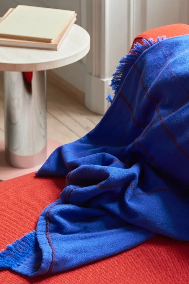 Textilier i färg och mönster är perfekta att inreda och förnya hemmet med, här Untitled AP10 pläd från &Tradition som går i en härlig koboltblå nyans, en av de färger vi ser mycket av i höstens inredning 2023.