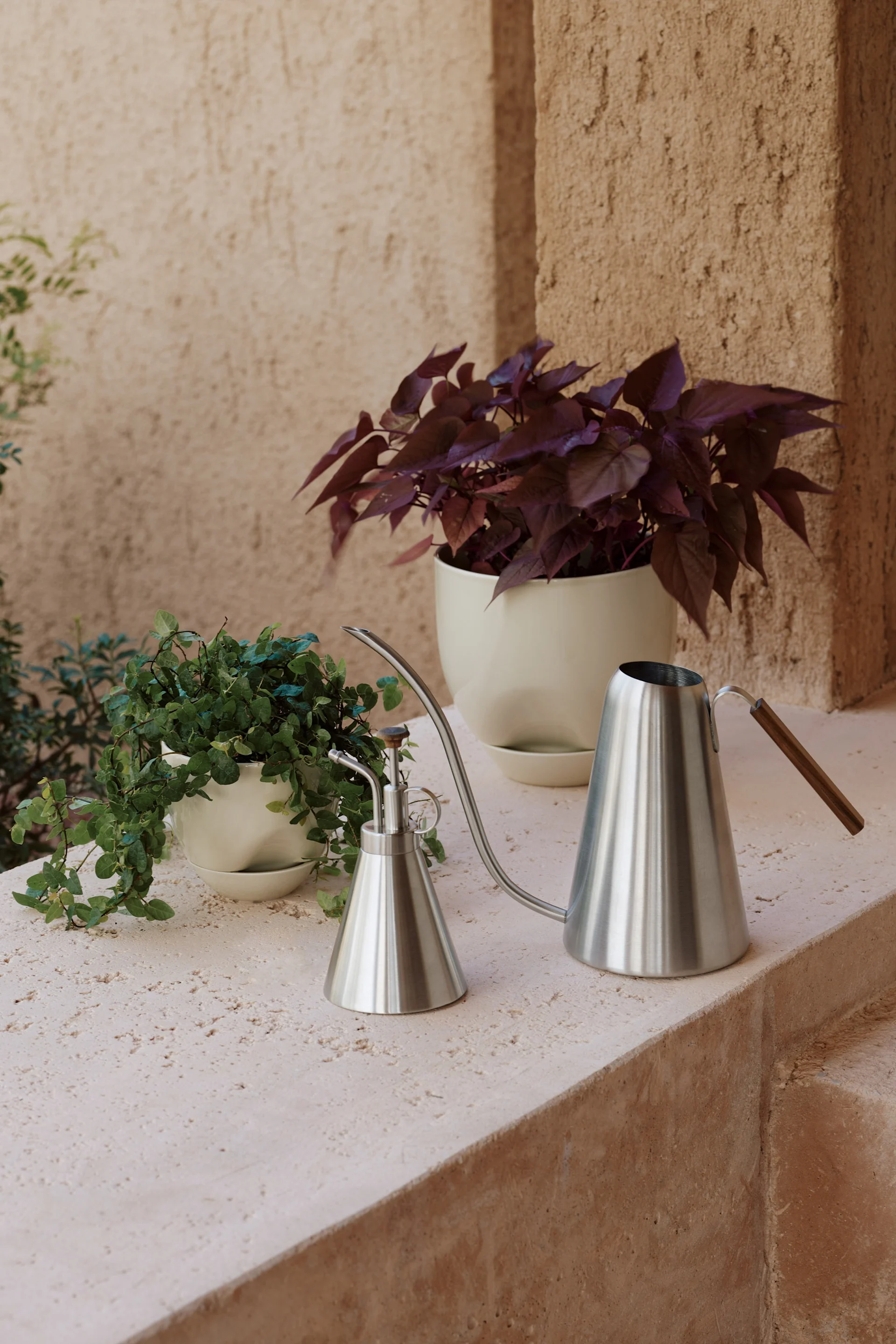 Vackra trädgårdsredskap som gärna får stå framme på uteplatsen, Hydrous vattenkanna och blomspruta från Menu.