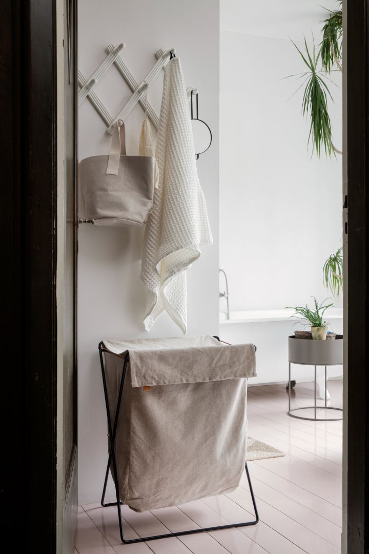Bild som visar Herman tvättkorg i linne från ferm living, en tvättkorg som blir en både snygg och praktisk inredningsdetalj i ett lyxigt badrum.
