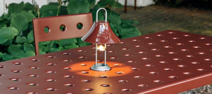 Mousqueton portabel lampa från HAY i färgen iron red.