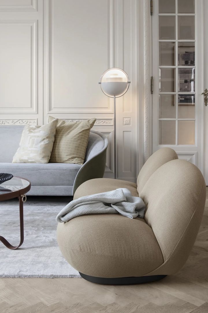 Karaktäristisk i dansk design är Multi-lite golvlampa från Gubi en riktig klassiker när det kommer till snygga golvlampor. Den roterande ytterskärmen gör det möjligt att skapa en personlig installation och låta ljuset spridas på olika sätt.