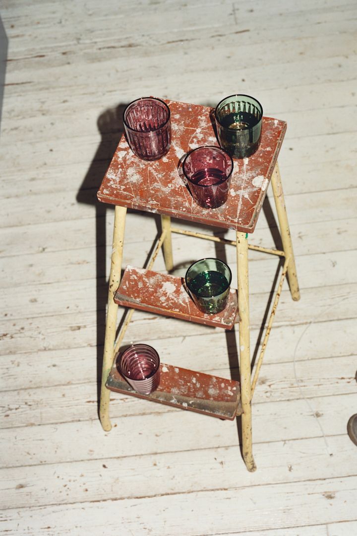 Bild som visar Raami glas på en pall, en del av Iittalas nya designkostym, grafiska profil och era.