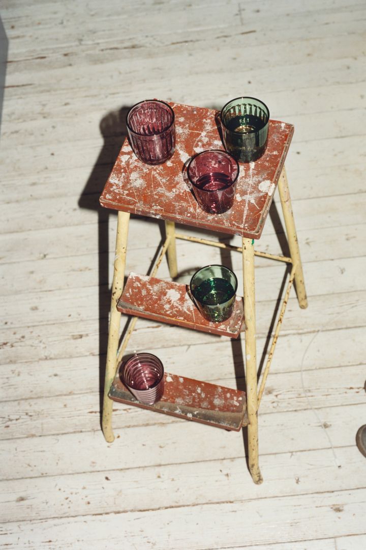 Bild som visar Raami glas på en pall, en del av Iittalas nya designkostym, grafiska profil och era.