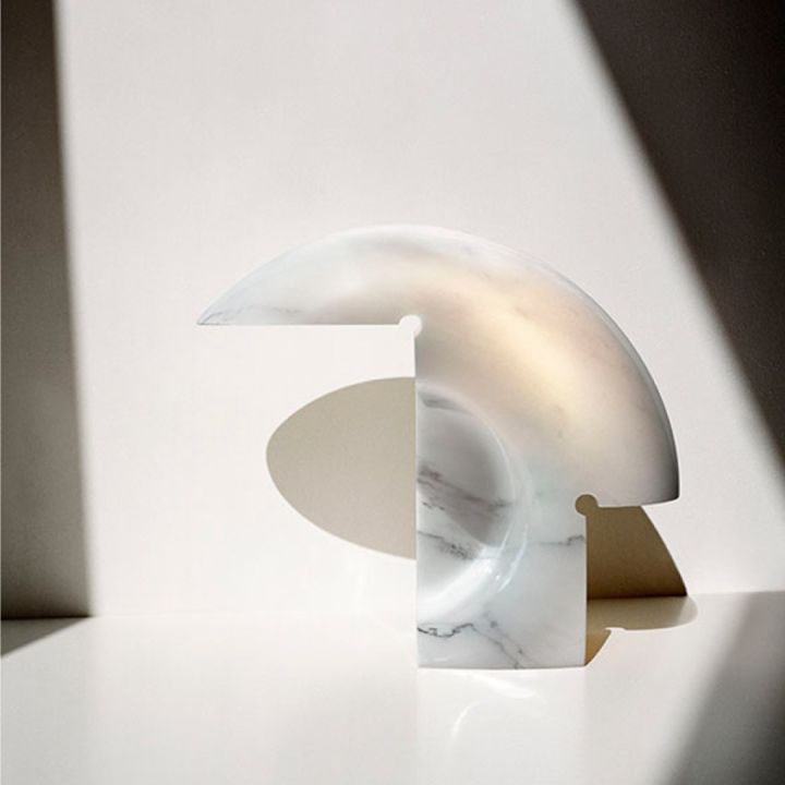 Biagio bordslampa från Flos i vit marmor formgiven av Tobia Scarpa.