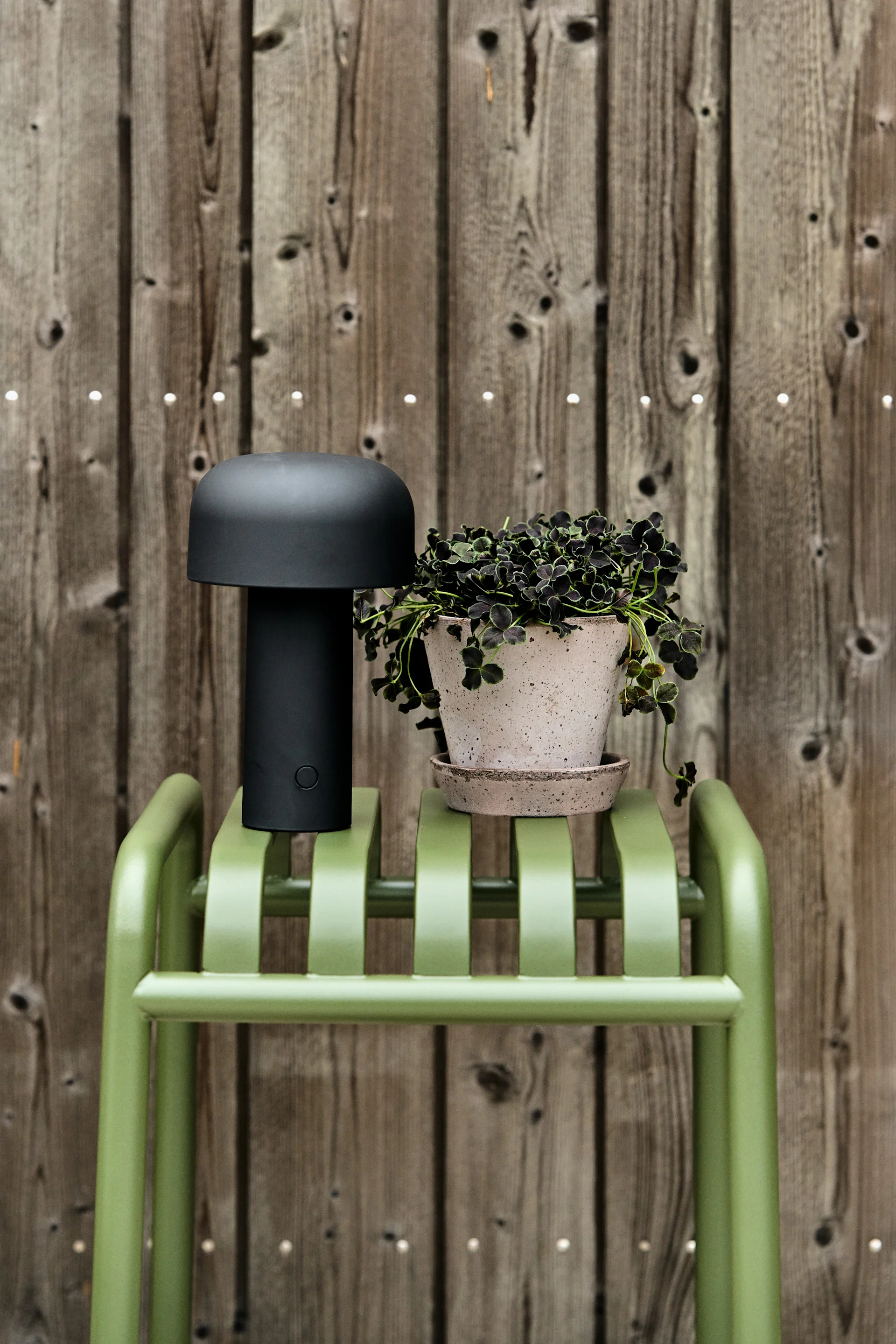 Liten utomhuskruka från HAY i grått med tillhörande fat.