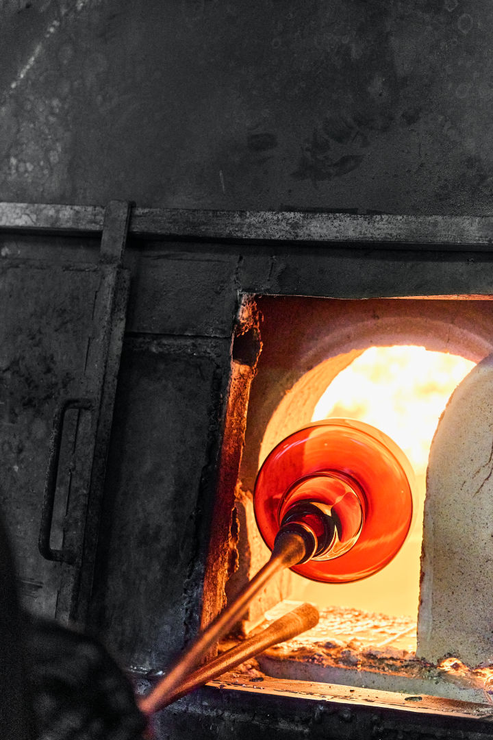 Bild som visar en Drummel-vas på väg in i den varma ugnen i hyttan på Skrufs Glasbruk.