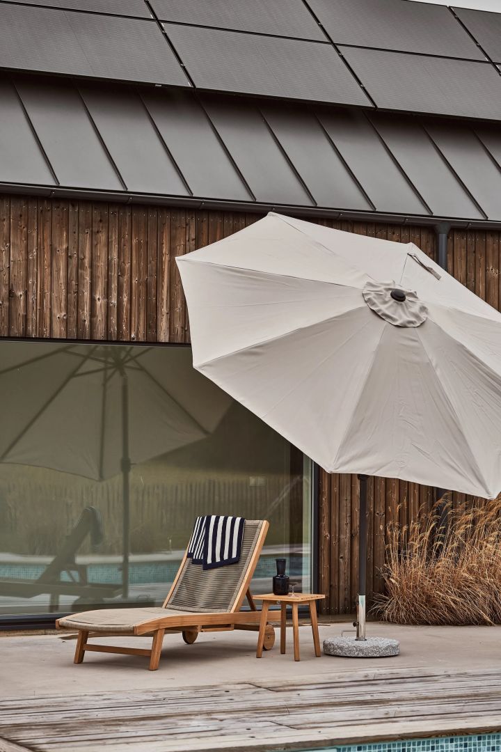 Granö parasoll i färgen antracit från varumärket 1898 är ett stort parasoll som passar i trädgården eller på den större uteplatsen.