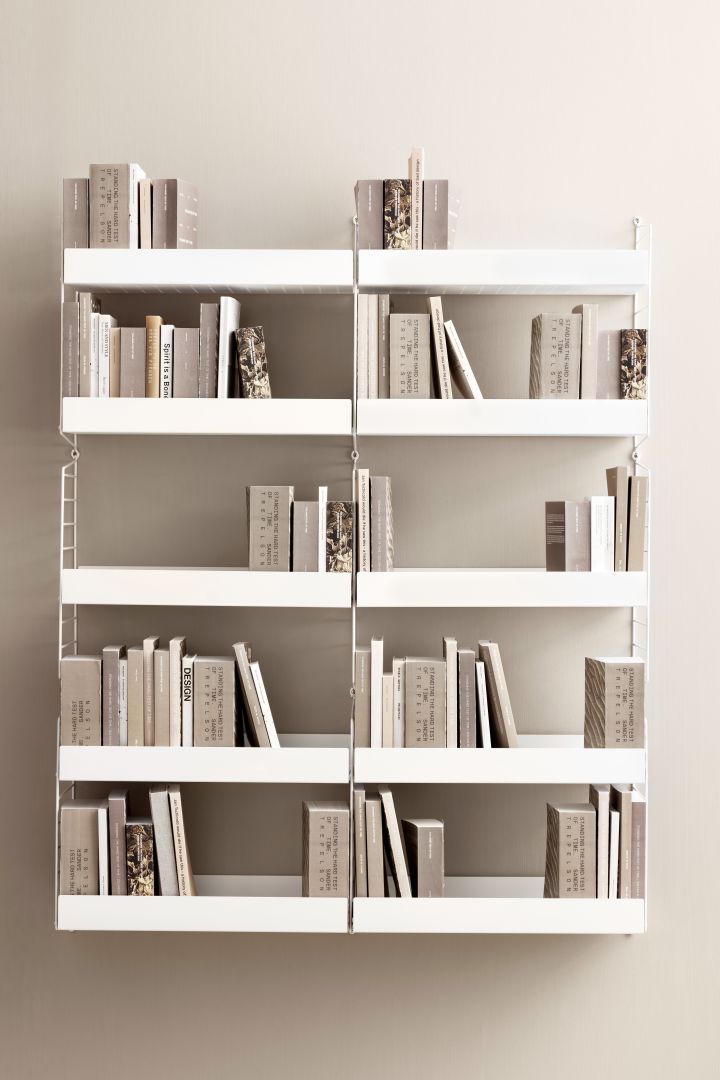 Guide för din stringhylla, bild som visar Stringsystem byggt som en större bokhylla, här i vitt med hyllplan med kant.