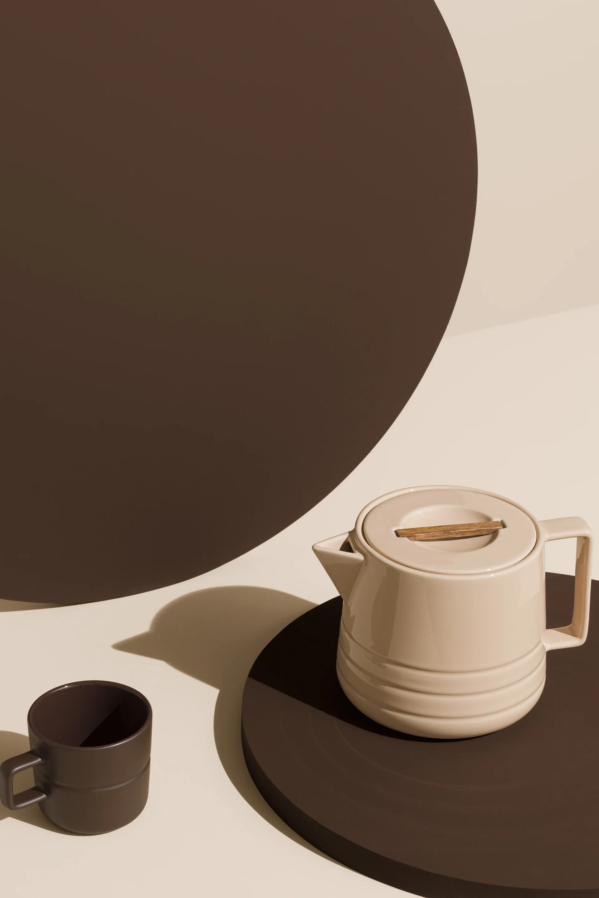 NJRD-porslin, beige tekanna och mörkbrun kaffekopp. 