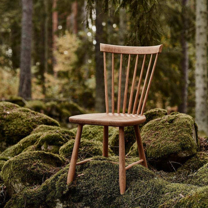 Julinspiration till vardagsrummet med Lilla Åland stol, en perfekt sittmöbel att möblera med vid jul. Här placerad i mossa.