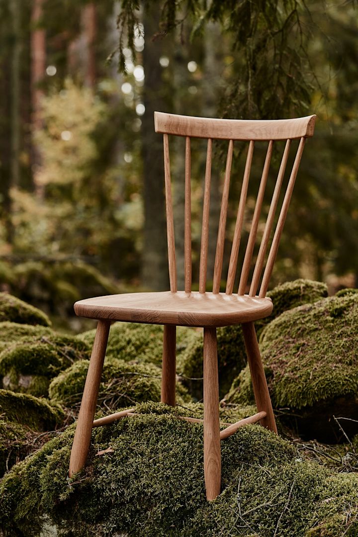 Julinspiration till vardagsrummet med Lilla Åland stol, en perfekt sittmöbel att möblera med vid jul. Här placerad i mossa.