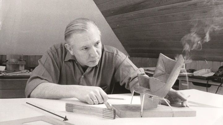 Profilbild av Hans J. Wegner, formgivare av populära designstolar som bland annat CH24 stolen för Carl Hansen & Son.