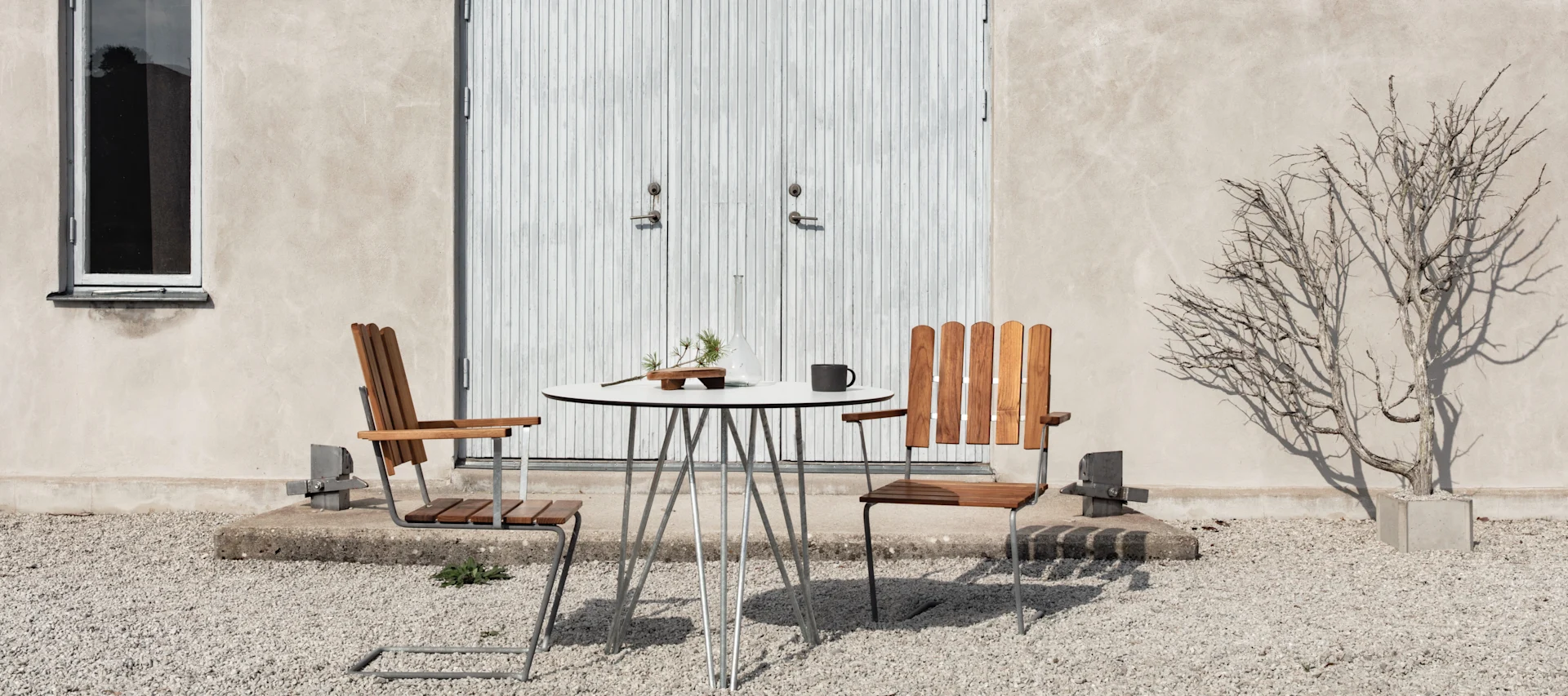 Klassiska trädgårdsmöbler från Grythyttan Stålmöbler, A2 stolar tillsammans med 9a bord i teak.