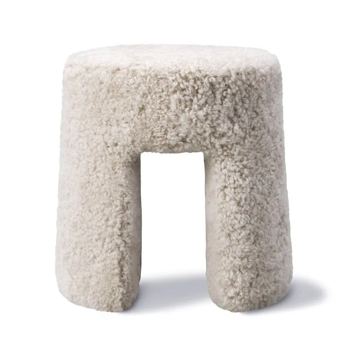 Sequoia sittpuff från Fredericia Furniture är en härlig sittpuff i fluffigt fårskinn, med en form inspirerad av det stora trädet med samma namn. En lyxig sittmöbel att ge bort i julklapp!