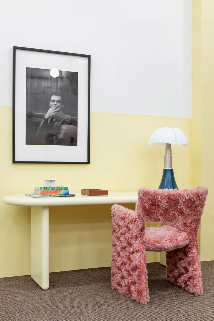 Crown chair stol i rosa från Massproductions placerad framför gult skrivbord