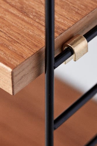 Detaljbild på String Pocket-hylla i valnöt och svart. 