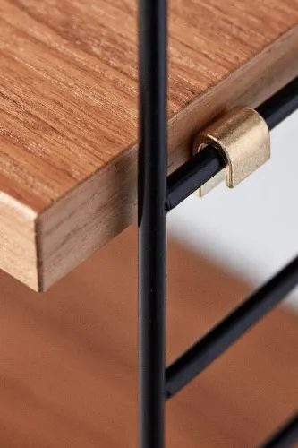 Detaljbild på String Pocket-hylla i valnöt och svart.