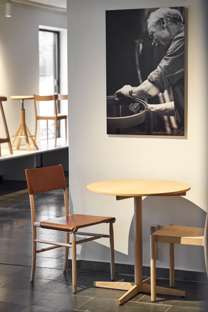 Besök hos Gärsnäs möbelfabrik på Österlen, utställning av stolar. 