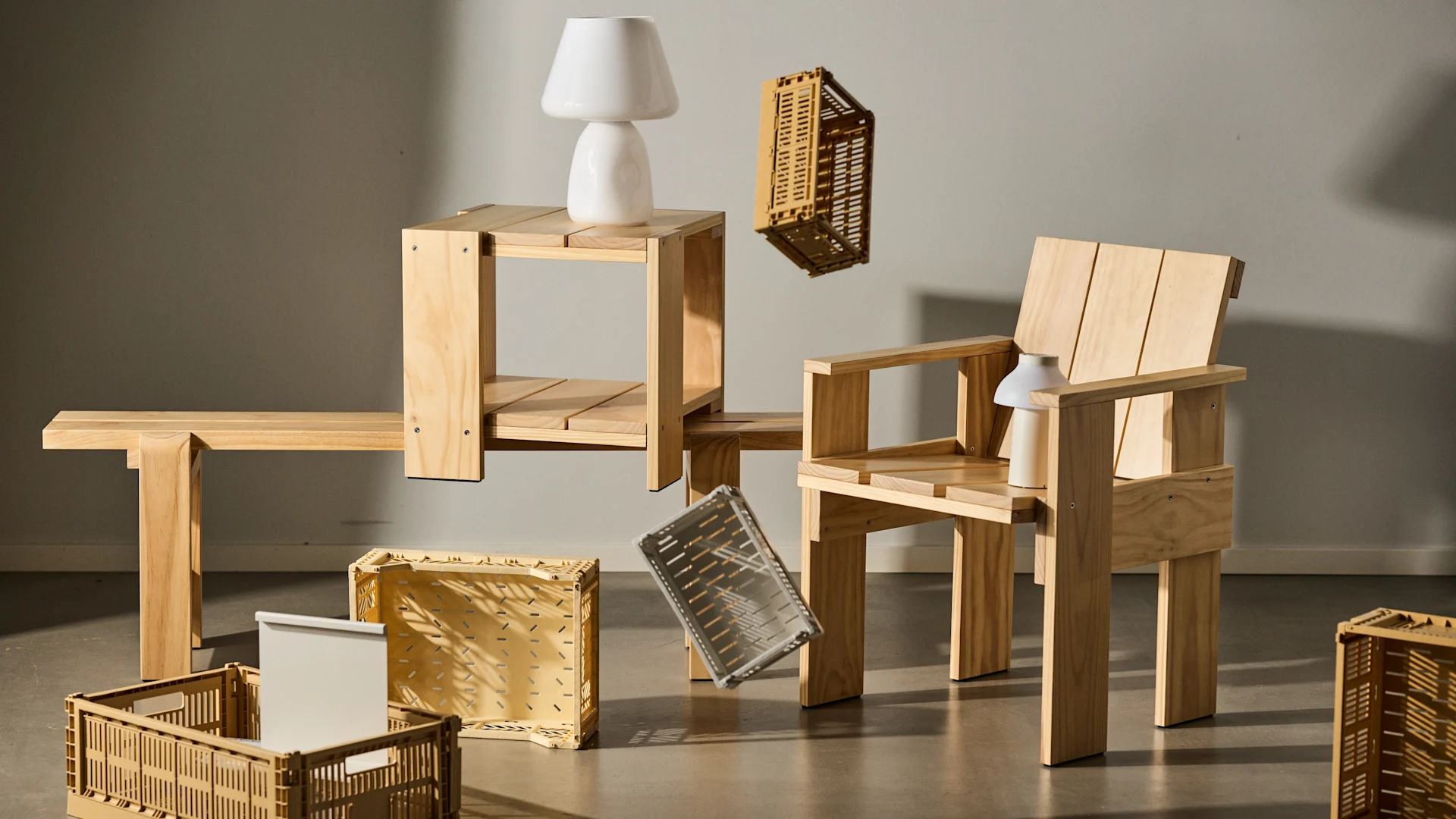 Bild som visar Crate utemöbler i furu från HAY, formgivna av Gerrit Rietveld.