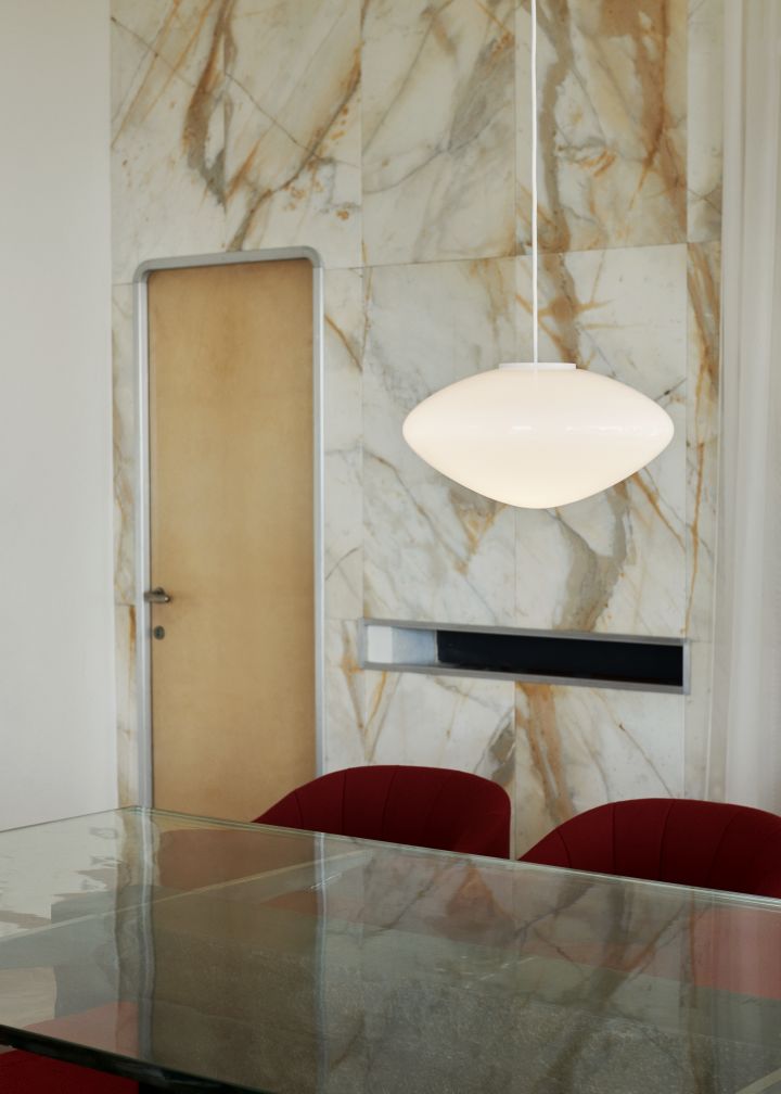 Mist AP16 taklampa från &tradition är tillverkad i munblåst opalglas med en oregelbunden form.
