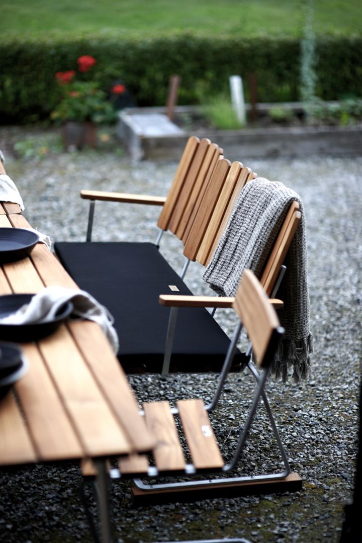 Soffa 6 och bord i teak från svenska Grythyttan Stålmöbler, klassiska trädgårdsmöbler som håller i generationer.