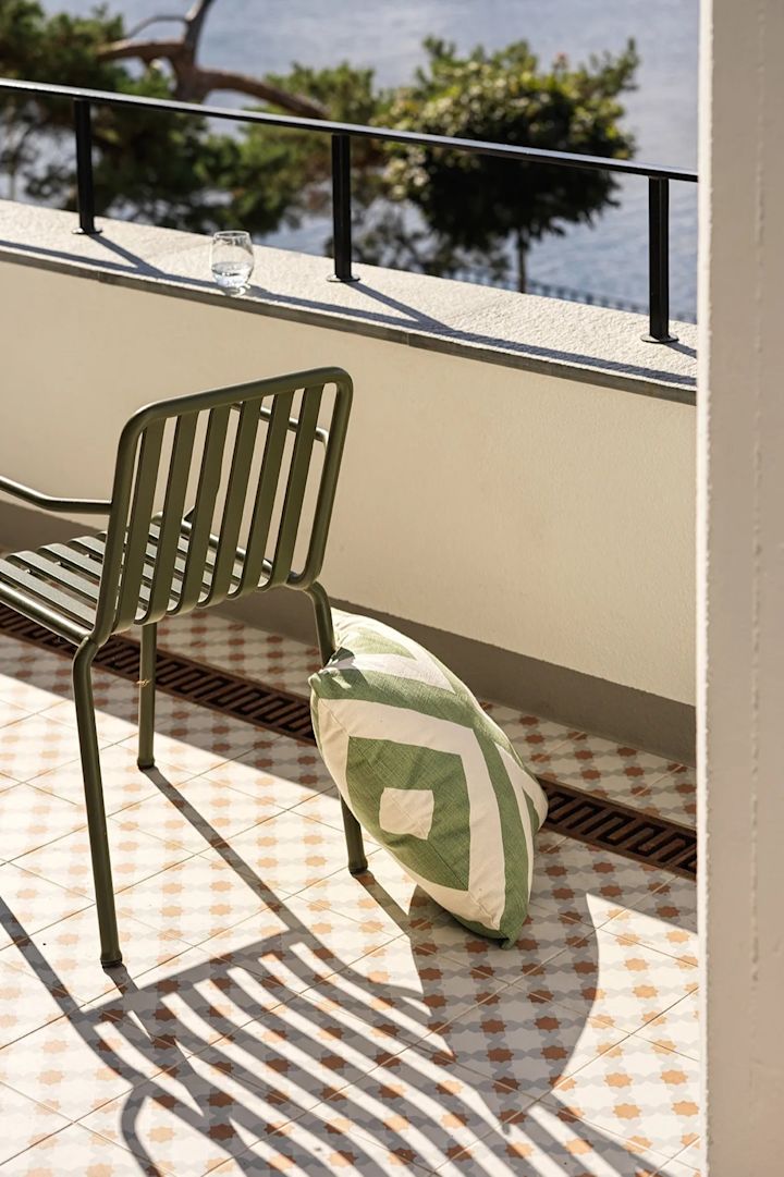 Impal outdoor kudde från Chhatwal & Jonsson i färgen sage offwhite,