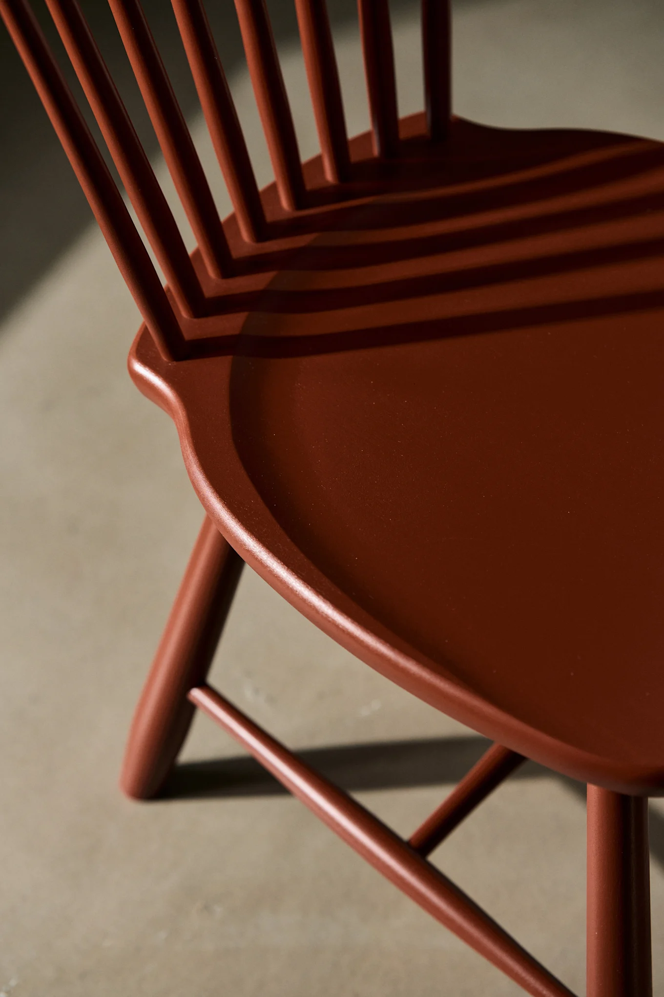 Lilla Åland jubileumsstol i falurött från Stolab.